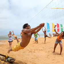 playing volley balle Negombo Beach